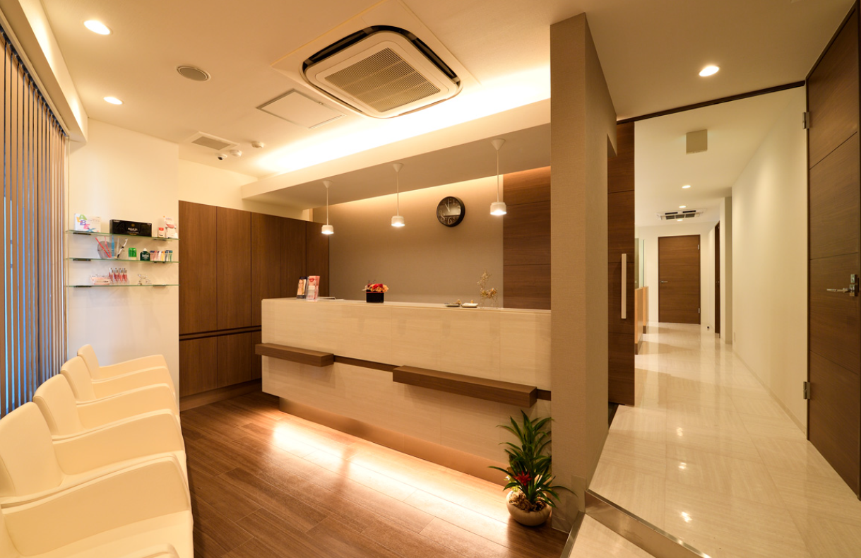 ①外観②受付③診療室