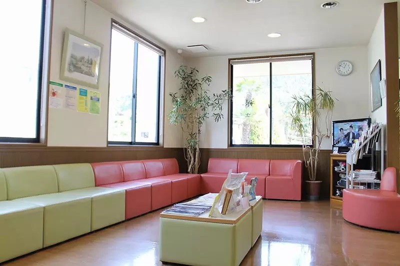 ①医院外観②受付③待合室