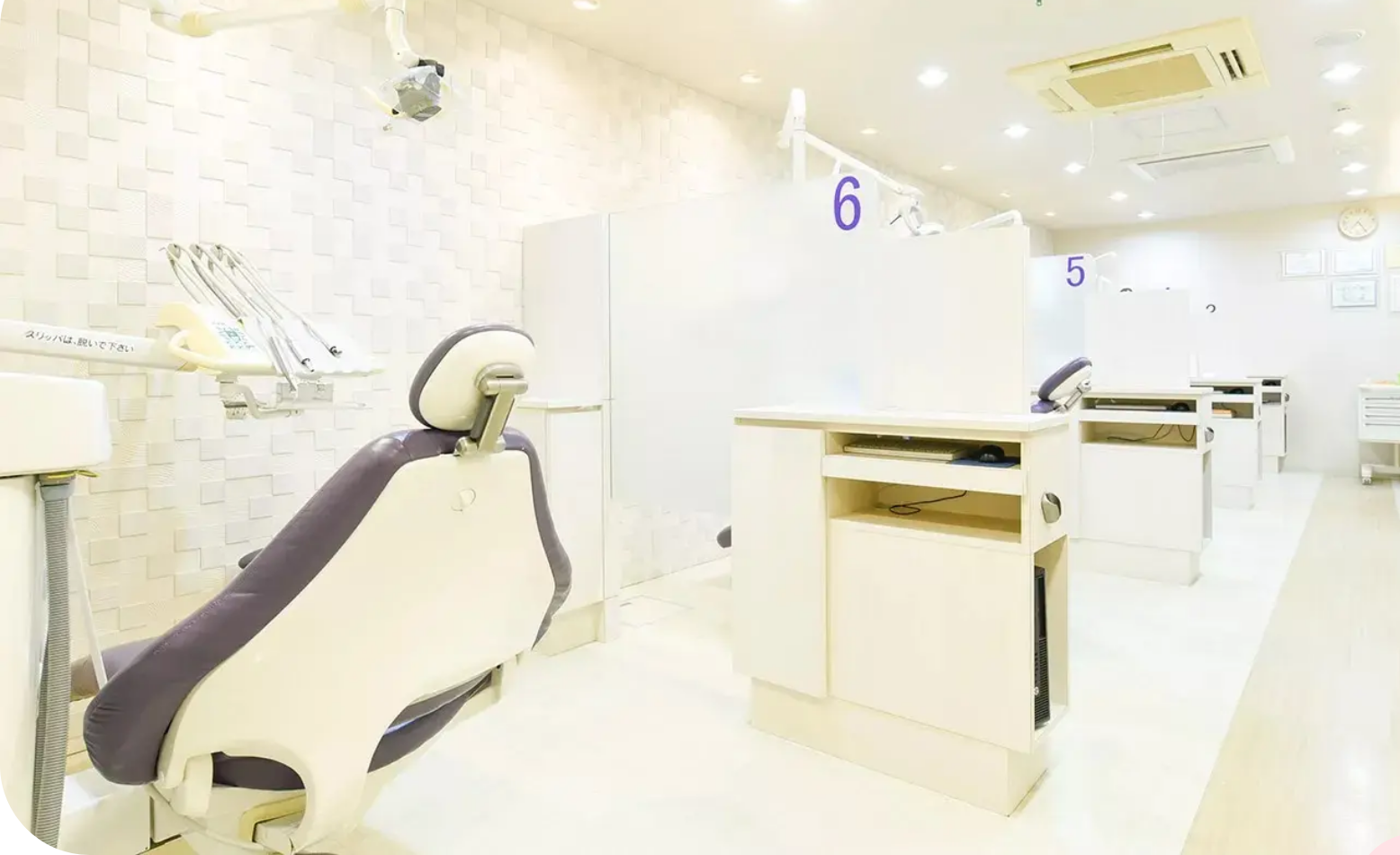 ①クリニック外観②診療室③キッズスペース