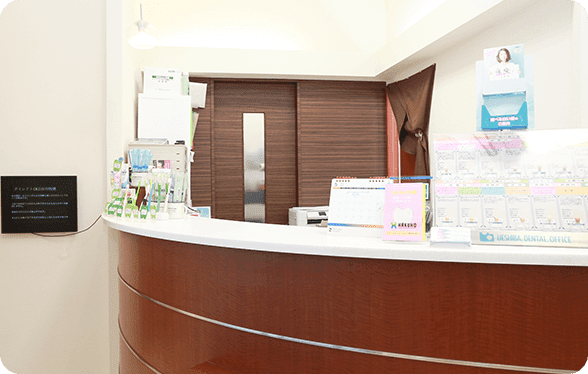 ①クリニック外観②受付③待合室