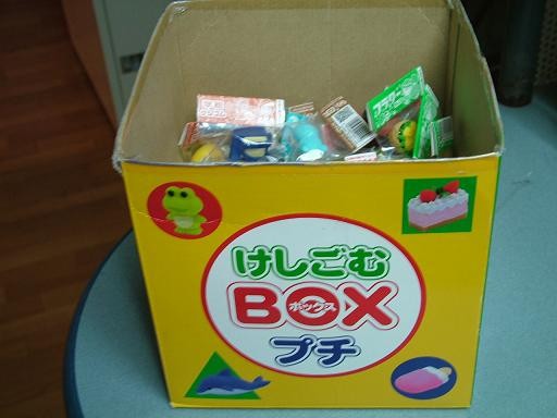 頑張ったお子様には消しゴムをプレゼントしています