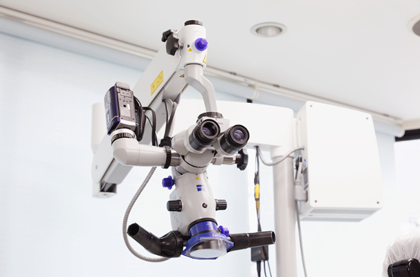 マイクロスコープを使用し、正確な治療を行っております