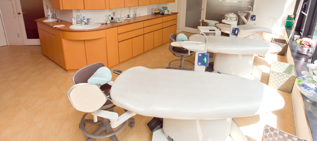 ①受付②待合室③診療室