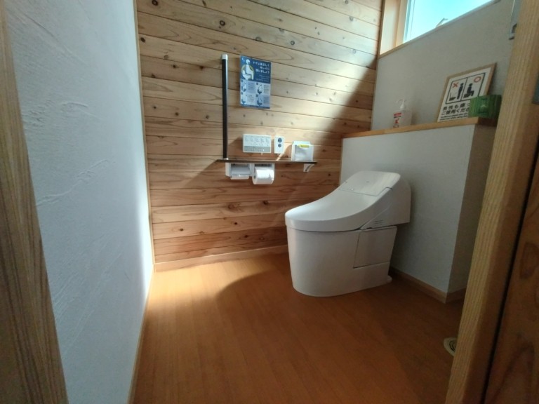お手洗いも広い空間となっています