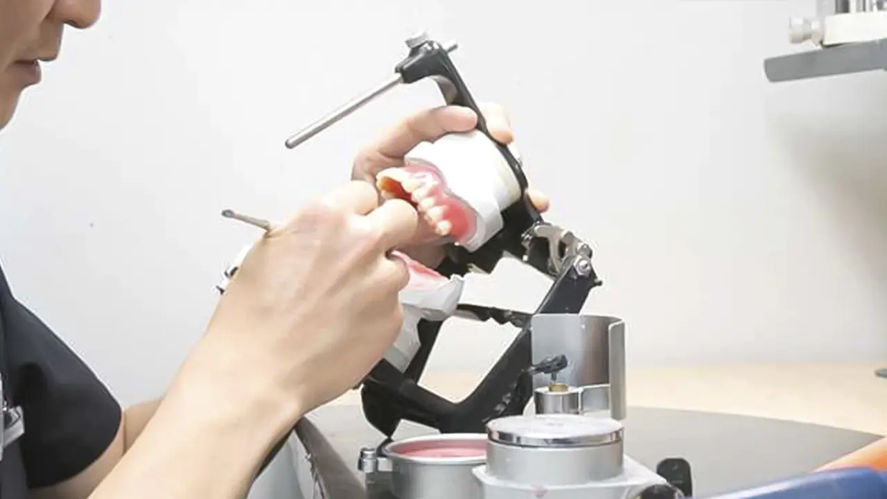 患者様一人ひとりのお口の状態を丁寧に診査し、機能性と快適さを両立した入れ歯を提供しています