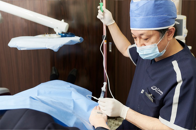 手術に対する不安を和らげるため、点滴による「静脈内鎮静法」を採用しています