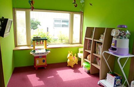 お子様連れでも安心のキッズルーム完備