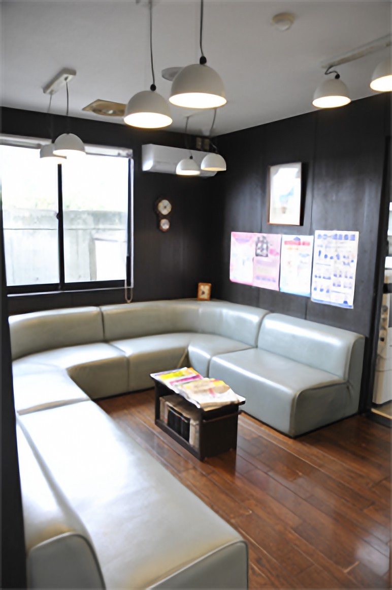 ①医院入口②待合室③診療室