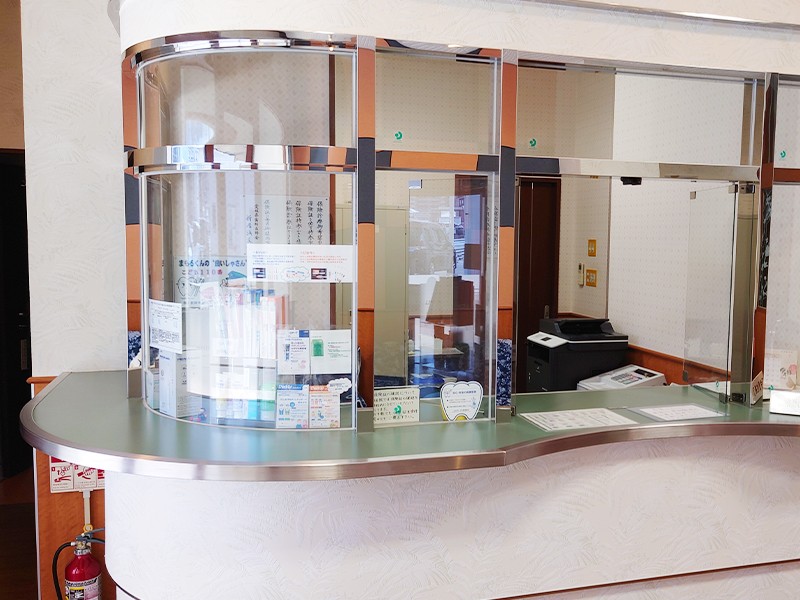 ①医院外観②受付③待合室