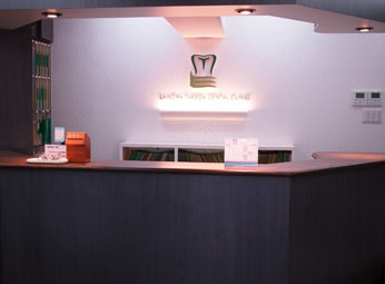 ①受付、②治療の様子、③ユニット