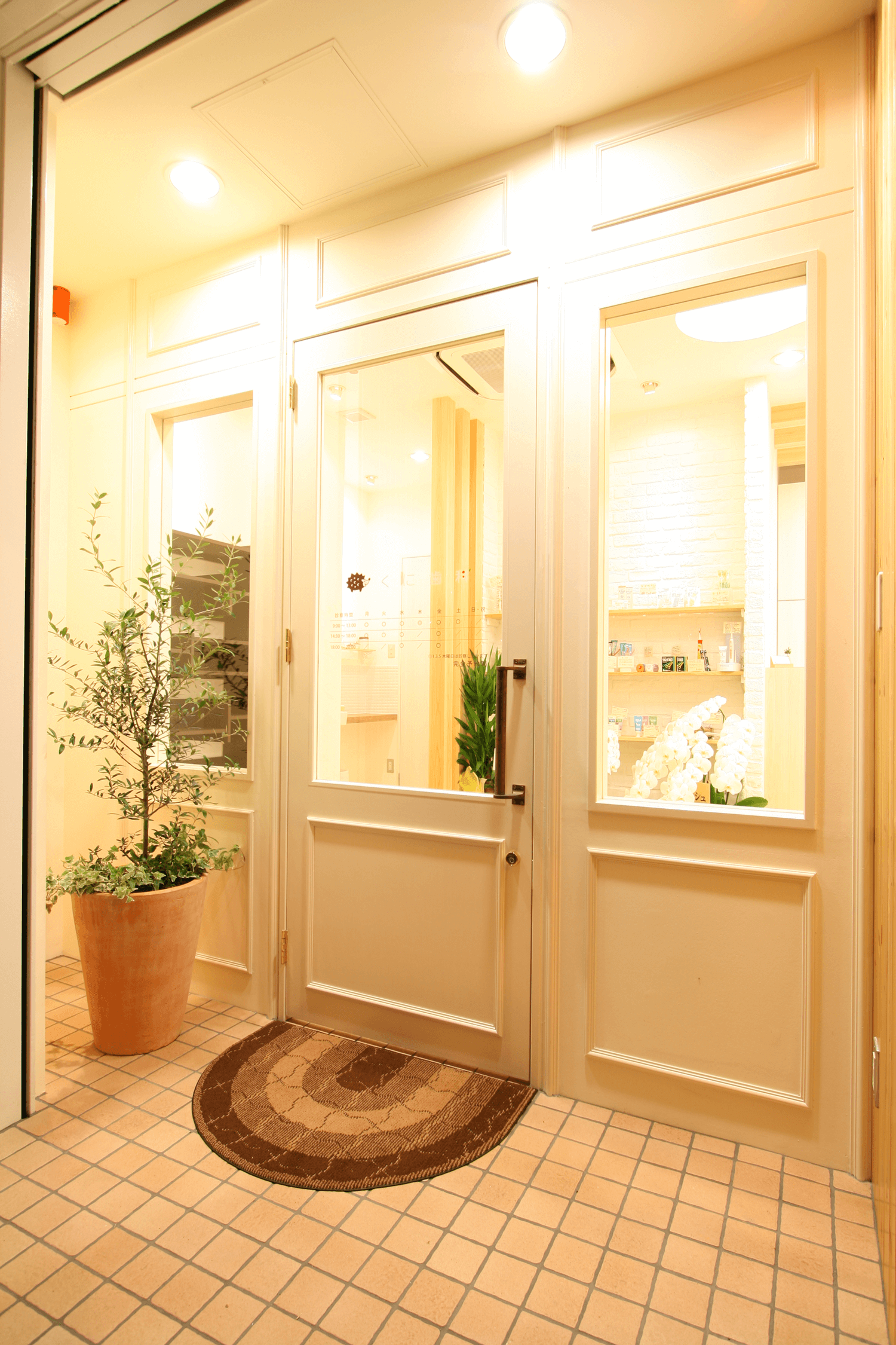 ①クリニック外観②受付③玄関