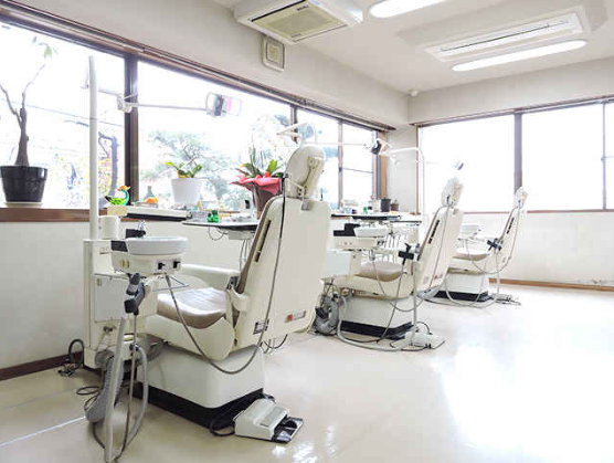 ①歯科医院外観②受付③診療スペース