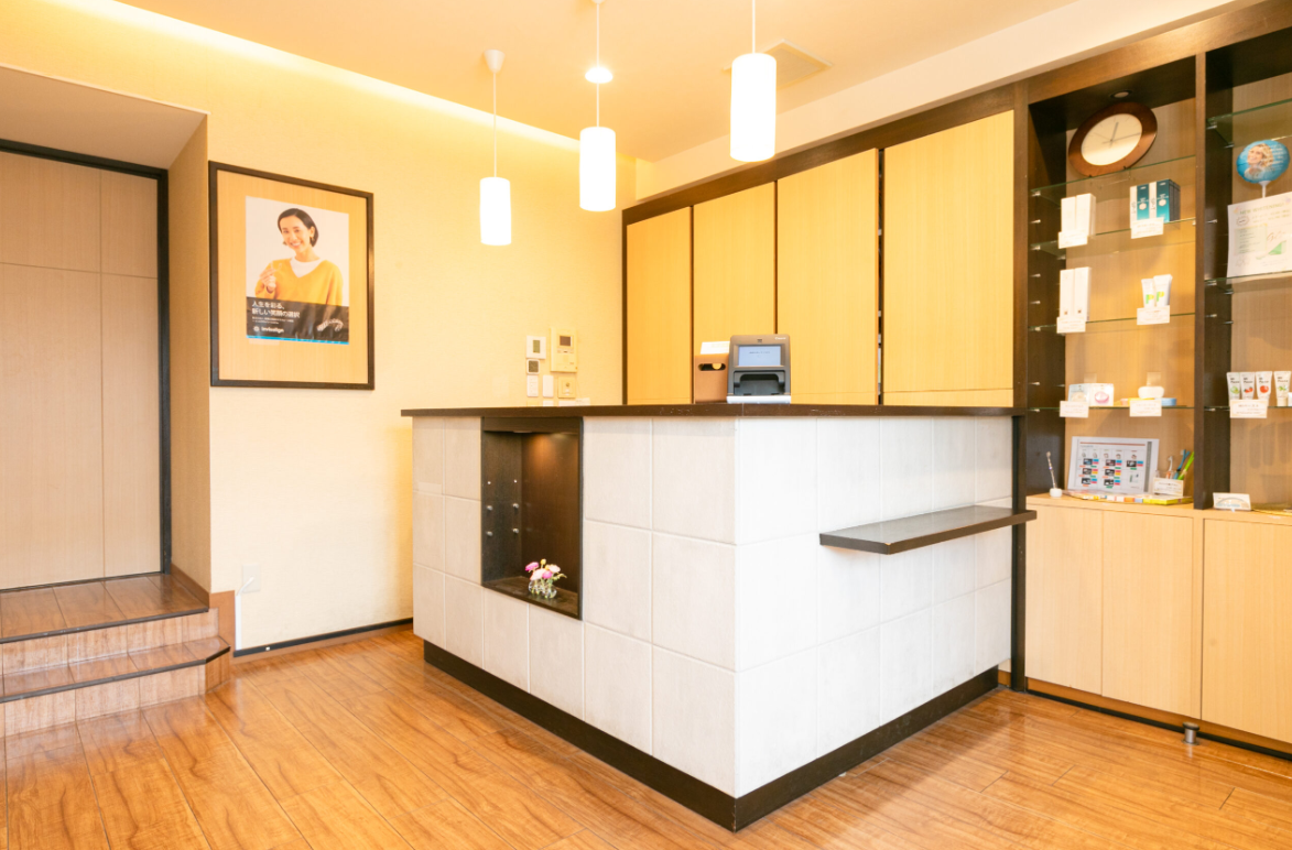 ①クリニック外観②受付③待合室