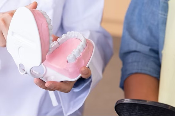 患者様の歯をできる限り長く健康な状態で維持できるよう、定期的なメンテナンスを提案しています。