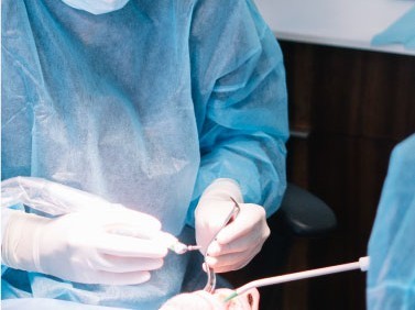 十分な準備と体制のもとで安全に処置を行っています