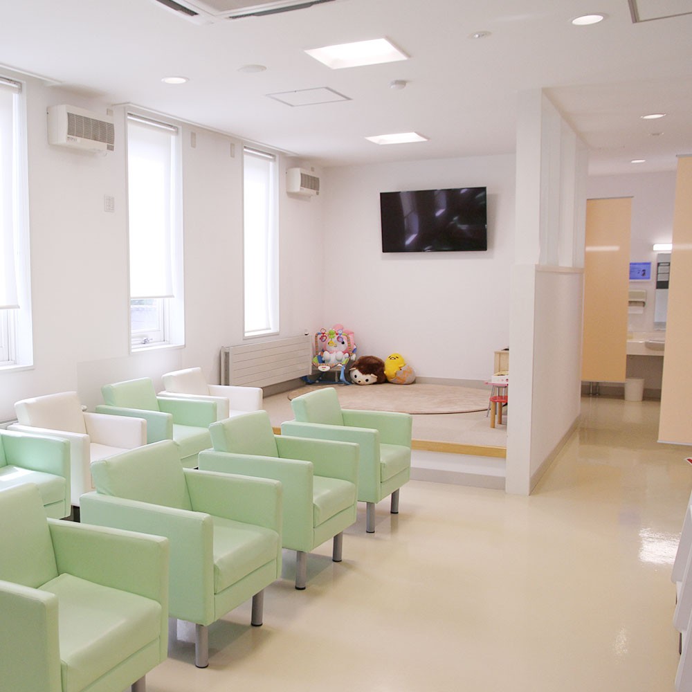 ①外観②待合室③診療室