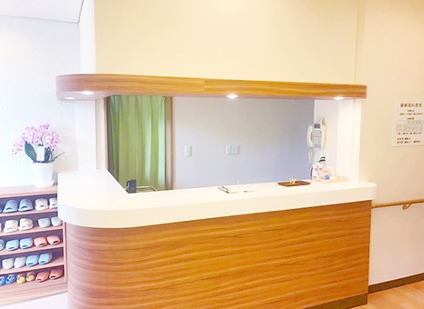 ①医院イメージ ②受付 ③待合室