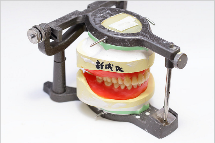 入れ歯・ブリッジ・インプラント治療を行っております。