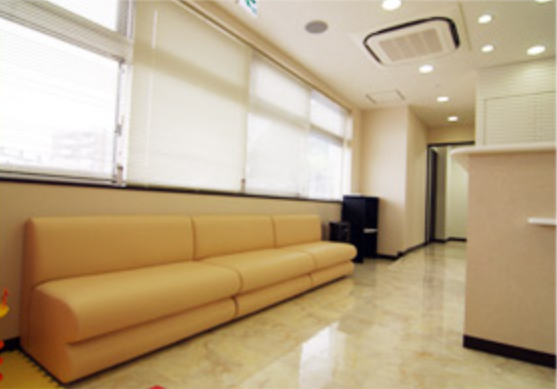 ①クリニック外観　②受付　③待合室