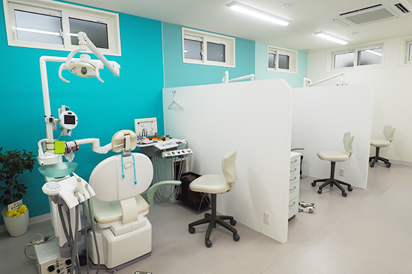 ①外観②受付③診療チェア