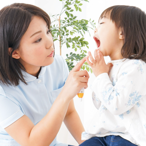 乳歯は大人の歯と比べてむし歯になりやすいため、ご家庭でのケアと定期的な検診が重要です
