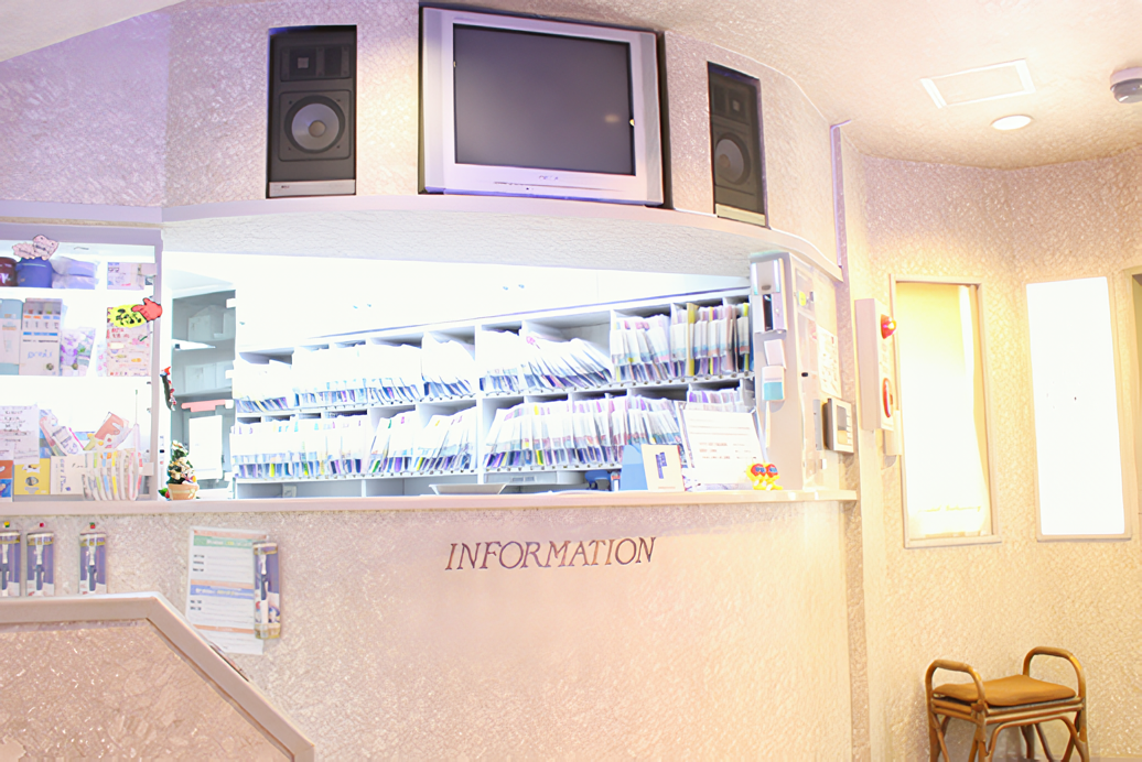 ①外観②受付③診療スペース