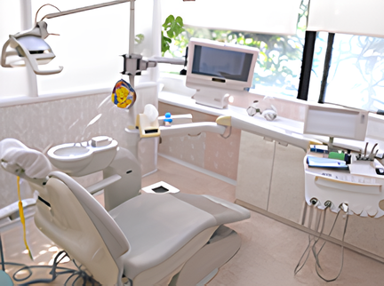 ①外観　②待合室　③診療室