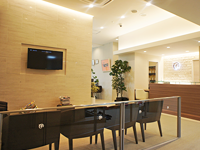 ①受付　②待合室　③診療室