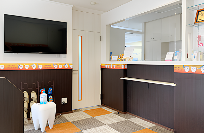 ①外観②診療室③受付