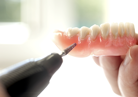 審美性に優れたスマイルデンチャーによる入れ歯治療が行われています