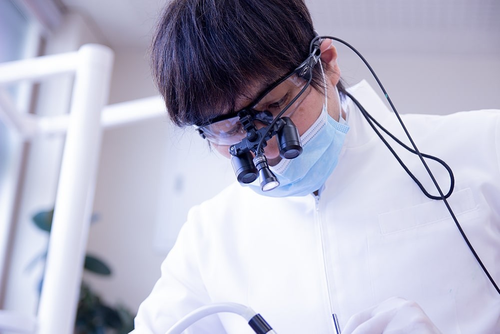 拡大鏡などを活用して精密な治療を行っています