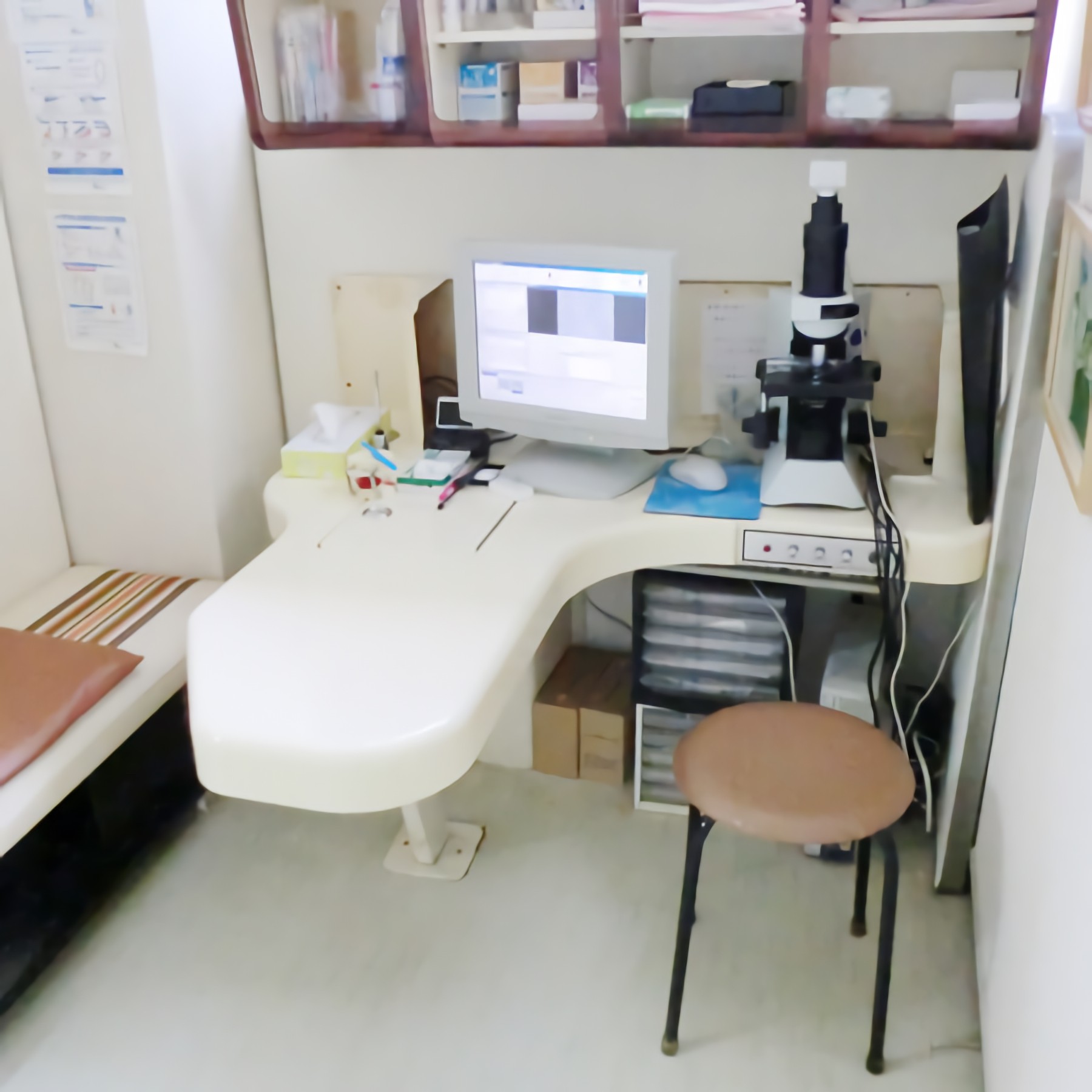 ①医院外観②カウンセリング室③診療チェア