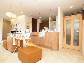 ①外観②受付③待合室