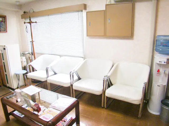 ①医院イメージ ②医院看板 ③待合室