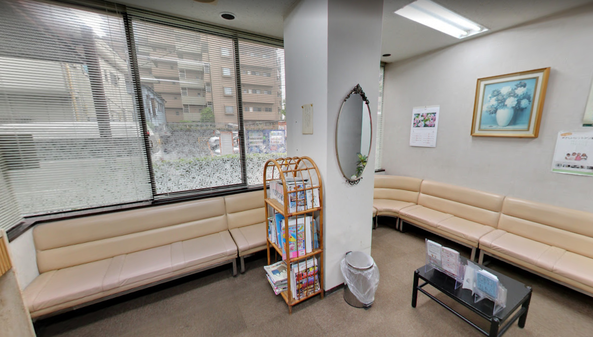 ①外観②受付③待合室