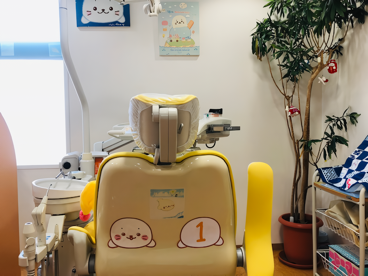 ①待合室②外観③診療スペース