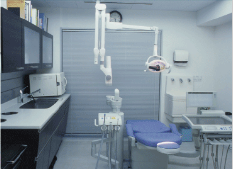 ①診療室②スタッフの似顔絵③受付