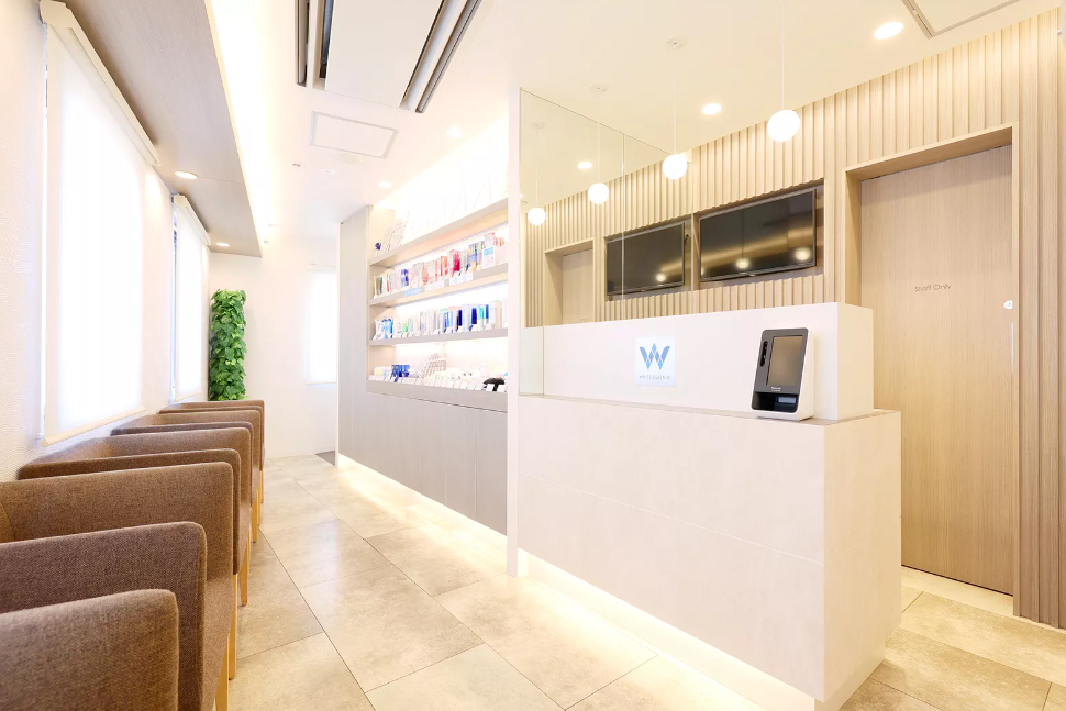 ①ホワイトエッセンス成城クリニックはホワイトエッセンス加盟院です②受付③完全個室の診療室
