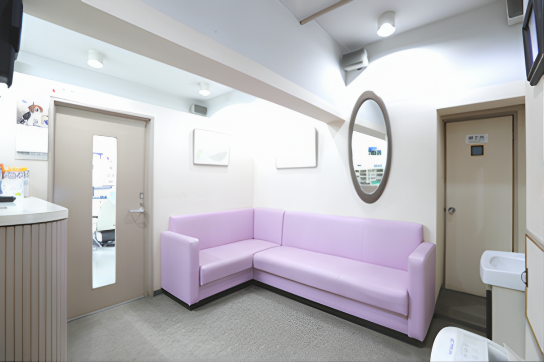 ①外観②待合室③診療室