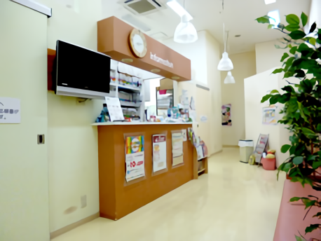 ①駐車場側入口②受付③診察室