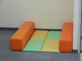 ①外観➁キッズスペース③診察室