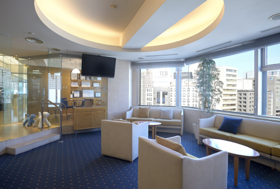 ①クリニックビル外観　②受付　③待合室