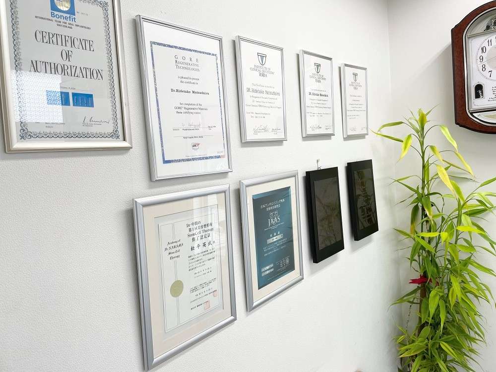 診療中の院長（画像1枚目）　医院外観（同2枚目）　認定証（同3枚目）
