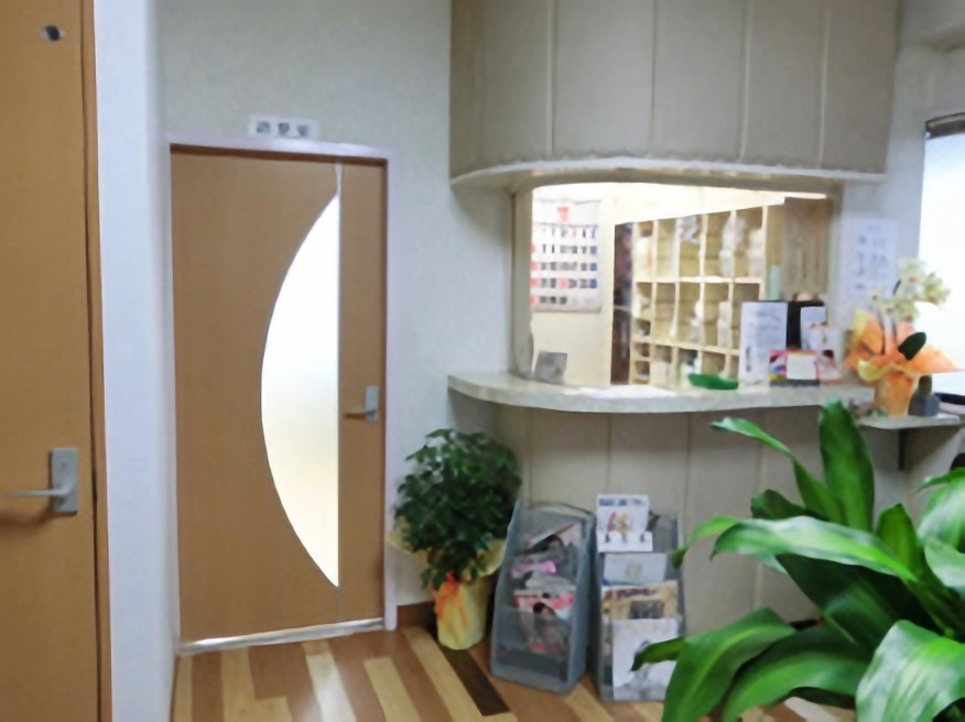 ①外観②受付③待合室