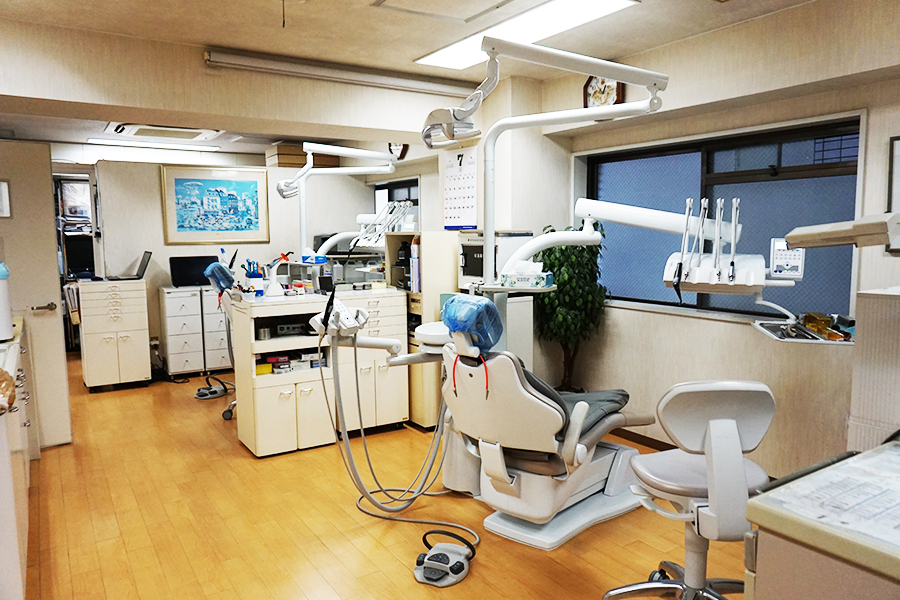 明るい診療室でリラックスして治療をお受けください