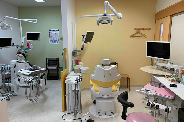 【楠根南町バス停 徒歩1分】インプラント経験30年以上で幅広い年代の診療に対応する今井歯科医院