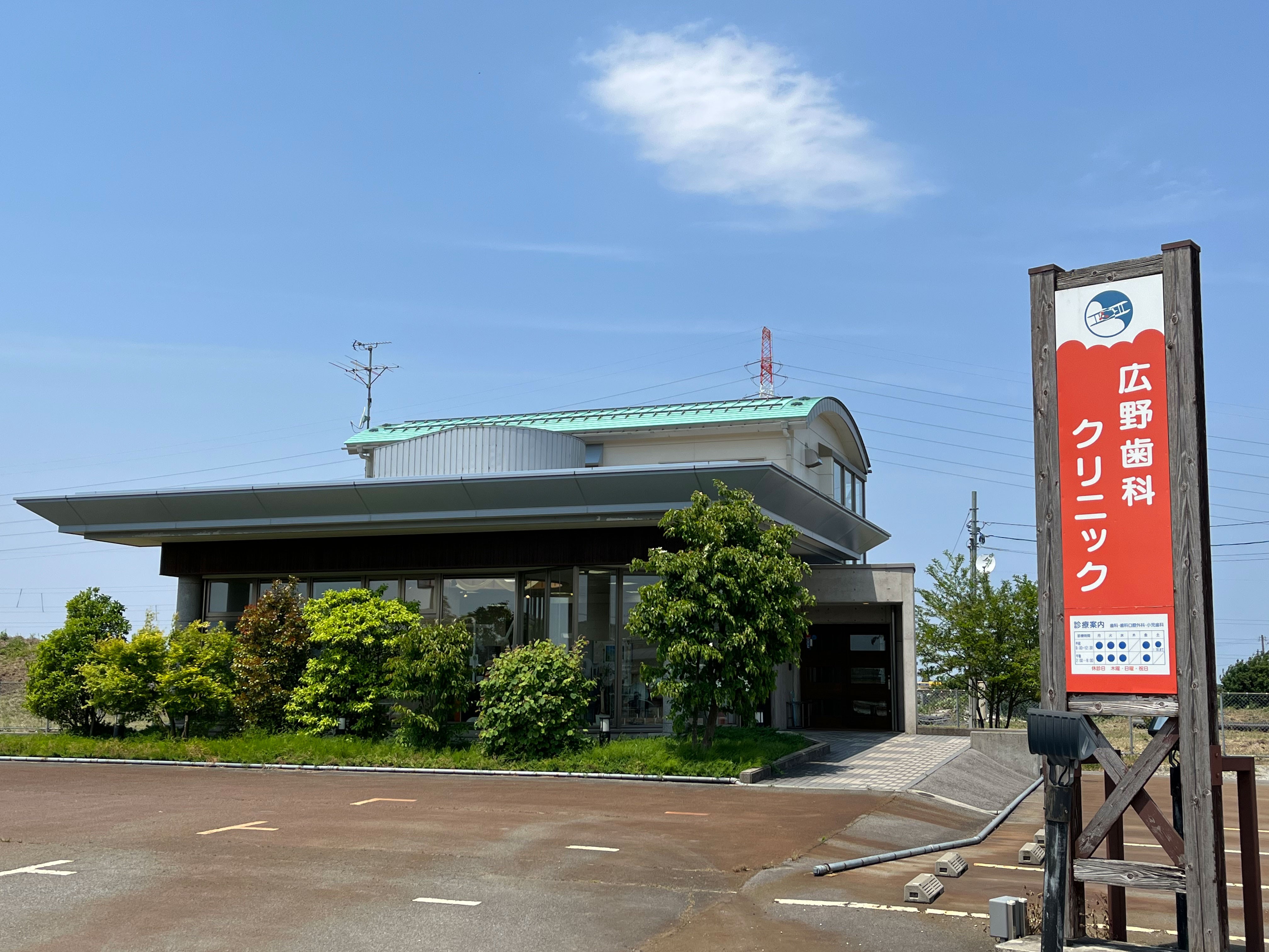 ①クリニック外観②院内吹き抜け③待合室