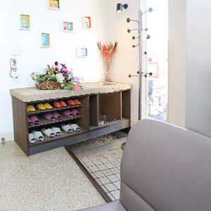 ①クリニック外観②エントランス③診療室