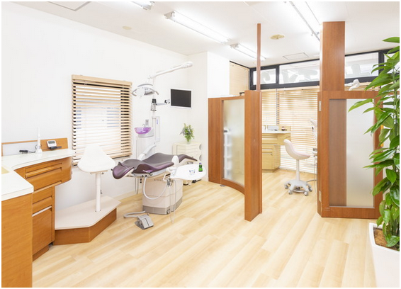 ①クリニック外観②受付③診療チェア