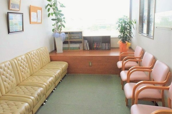 ①医院外観②受付③待合室